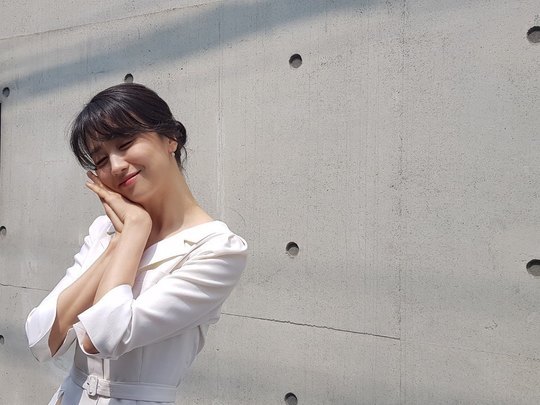 Actor Park Ha-sun boasted a lovely atmosphere.Park Ha-sun posted a picture on August 31 with an article entitled Endless Autumn on his instagram.In the photo, Park Ha-sun is dressed in a white dress and shows off her actress elegance and innocence. She is seen smiling with a smile while enjoying the cool autumn weather.Park So-hee