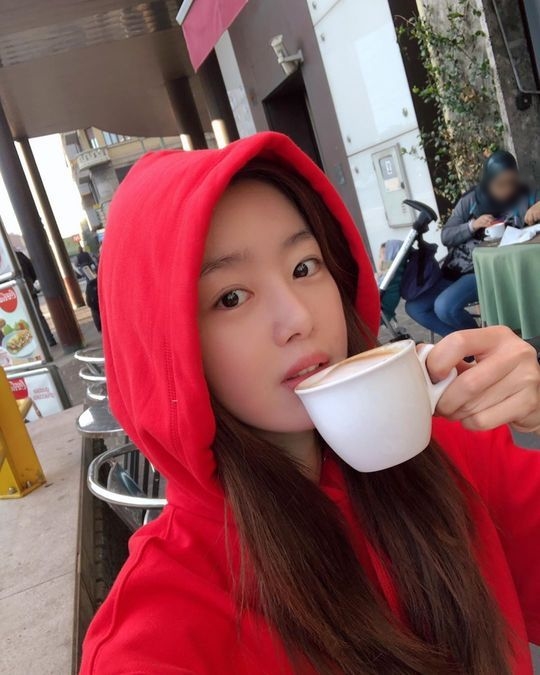 Actor Han Sun-hwa from Group Secret reported on his recent situation.Han Sun-hwa posted three photos on his instagram on August 31 with an article entitled I want to go to Milan because I hear my sisters saying that she is going to honeymoon in Milan.Han Sun-hwa in the public photo boasts a pure visual and is drinking coffee. Despite being a modest person, Han Sun-hwa, who shows off her unique doll beauty, shoots her heart.Park So-hee