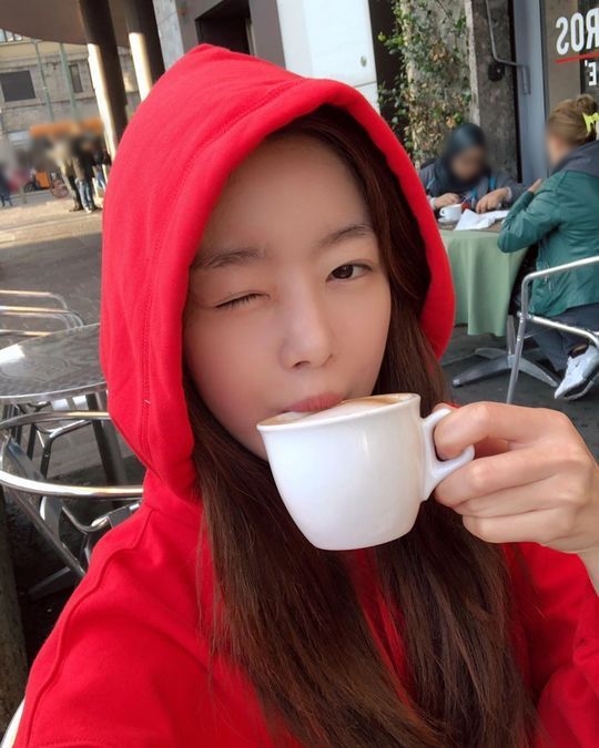 Actor Han Sun-hwa from Group Secret reported on his recent situation.Han Sun-hwa posted three photos on his instagram on August 31 with an article entitled I want to go to Milan because I hear my sisters saying that she is going to honeymoon in Milan.Han Sun-hwa in the public photo boasts a pure visual and is drinking coffee. Despite being a modest person, Han Sun-hwa, who shows off her unique doll beauty, shoots her heart.Park So-hee