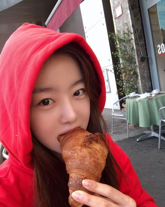 Actor Han Sun-hwa from Group Secret reported on his recent situation.Han Sun-hwa posted three photos on his instagram on August 31 with an article entitled I want to go to Milan because I hear my sisters saying that she is going to honeymoon in Milan.Han Sun-hwa in the public photo boasts a pure visual and is drinking coffee. Despite being a modest person, Han Sun-hwa, who shows off her unique doll beauty, shoots her heart.Park So-hee