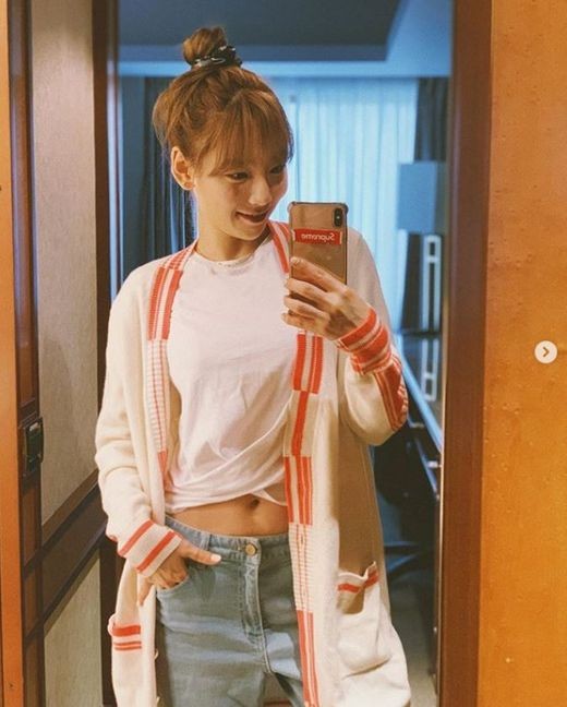 Girls Generation Taeyeon boasted a youthful yet cute charm.Taeyeon posted two mirror selfies on his Instagram on the 31st.In the photo, Taeyeon is wearing a cardigan in croppies and blue jeans, feeling sensational styling; a clear look also catches the eye.Taeyeon is steadily gaining popularity as a TVN Hotel Deluna OST Your Poetry.