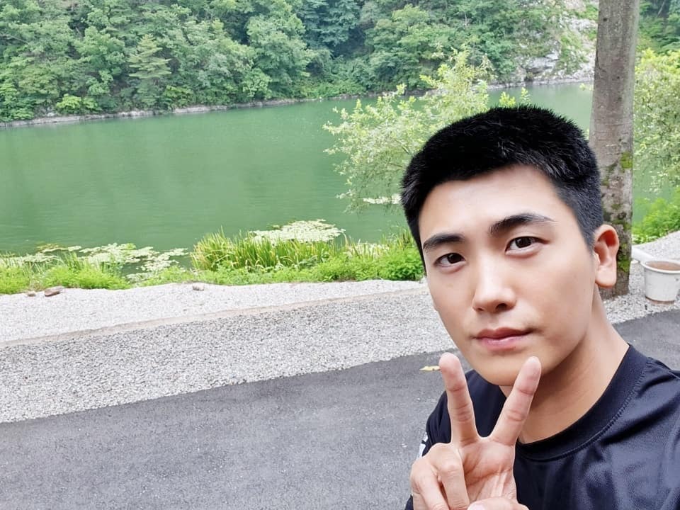 Park Hyung-sik has reported on the latest.On 31st, Park Hyung-sik posted two photos on his Instagram.The photo released was a selfie showing herself currently serving in the military; Park Hyung-sik, with her short-cut hair, caught the eye with an unwavering visual.In addition, pleasant synthetic photographs attracted attention.The photo was a composite of his face to a photo taken at Travel, where Park Seo-joon, V, Choi Woo-sik and Pickboy left together.But Park Hyung-sik, the source of the Wooga group photo synthesis, we are one, boasted of unwavering friendship. Earth 2 reporting.I do not feel a little late, but I am grateful that I am alive. Meanwhile, Park Hyung-sik joined the Nonsan Army Training Center in June; he is then deployed to the Military Police Forces of the Capital Defense Command, where he continues his military career.Photo = Park Hyung-sik Instagram