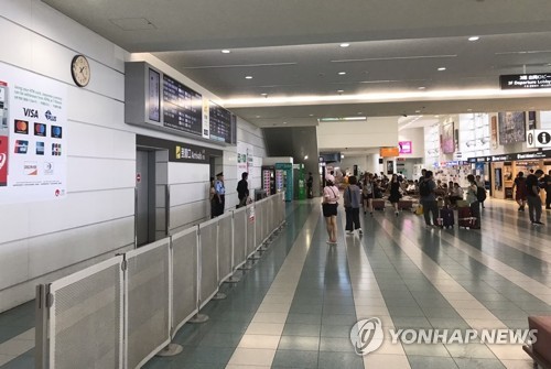 한산한 일본 후쿠오카 공항 국제선 청사 (후쿠오카=연합뉴스) 김병규 특파원 = 12일 일본 규슈(九州) 관광의 관문인 후쿠오카(福岡) 공항의 국제선 청사의 한산한 모습. 2019.8.14 bkkim@yna.co.kr