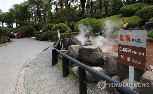 한국인 발길 끊기며 썰렁한 일본 벳푸 관광지 (벳푸[일본 오이타현]=연합뉴스) 김병규 특파원 = 13일 일본 오이타현 온천마을 벳푸(別府)의 '바다 지옥 순례(地獄巡禮)' 관광지. 평소 같으면 한국인으로 넘쳐났을 이곳에서 한국인 관광객은 드물었다. 땅속에서 뿜어져 나오는 온천수와 진흙, 증기를 둘러보는 코스인데, '위험 출입금지'라는 한글 경고 문구가 적혀 있다. 2019.8.14 bkkim@yna.co.kr