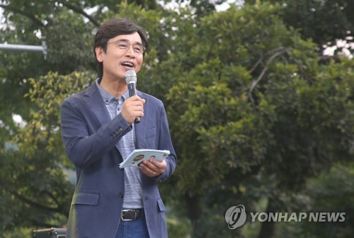 봉하마을 찾은 유시민 (김해=연합뉴스) 김선경 기자 = 사람사는세상 노무현재단 유시민 이사장이 31일 경남 김해 봉하마을에서 열린 '봉하음악회'를 찾아 발언하고 있다. 유 이사장은 이날 '국민에게 국가란 무엇인가' 등을 주제로 조정래 작가와의 대담에도 참여했다. 2019.8.31 ksk@yna.co.kr