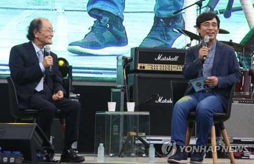 발언하는 유시민 (김해=연합뉴스) 김선경 기자 = 사람사는세상 노무현재단 유시민 이사장(오른쪽)이 31일 경남 김해 봉하마을에서 열린 '봉하음악회' 대담 코너에서 발언하고 있다. 이날 유 이사장은 '국민에게 국가란 무엇인가' 등을 주제로 조정래 작가와 대담했다. 2019.8.31 ksk@yna.co.kr