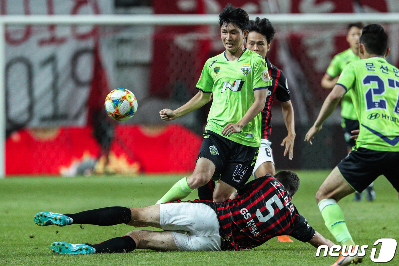 Seoul=) = In the second half of the 2019 professional football K League 1 FC Seoul and North Jeolla Province Hydedai Motors match at the Seoul Mapo District Seoul World Cup Stadium on the afternoon of the 1st, North Jeolla Province Lee Seung-gi is falling on the tackle of Seoul Osmar Loss.September 1, 2019.1zenism