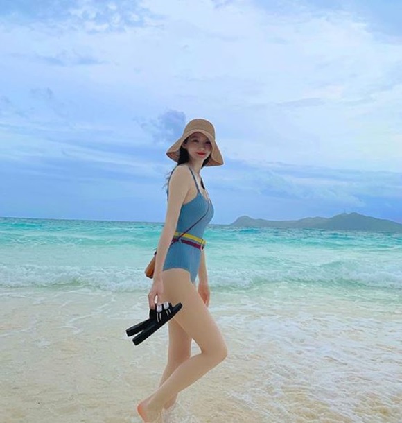 Kang Min-kyung, who works as a group Davichi, unveiled his swimwear.Kang Min-kyung posted a picture on his SNS on the 1st, showing Kang Min-kyung wearing a swimsuit in the background of the emerald Sea.The immaculate skin contrasts with the picturesque scenery makes Kang Min-kyung more prominent.On the other hand, Davichi, who belongs to Kang Min-kyung, announced in May My last words that I could not tell you.Photo: Kang Min-kyung Instagram