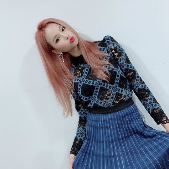 Group EXID leader Solji boasted a watery beautiful look.Solji posted a picture on his instagram on September 1 with an article entitled I enjoyed it.Inside the picture was a picture of Solji, who was sticking his lips out to the camera.Soljis blemishes-free white-oak skin and thick lips make her look more beautiful. Soljis neat aura stands out.delay stock