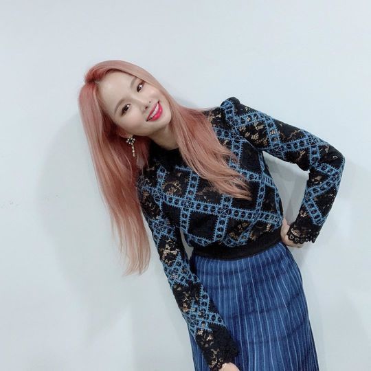 Group EXID leader Solji boasted a watery beautiful look.Solji posted a picture on his instagram on September 1 with an article entitled I enjoyed it.Inside the picture was a picture of Solji, who was sticking his lips out to the camera.Soljis blemishes-free white-oak skin and thick lips make her look more beautiful. Soljis neat aura stands out.delay stock