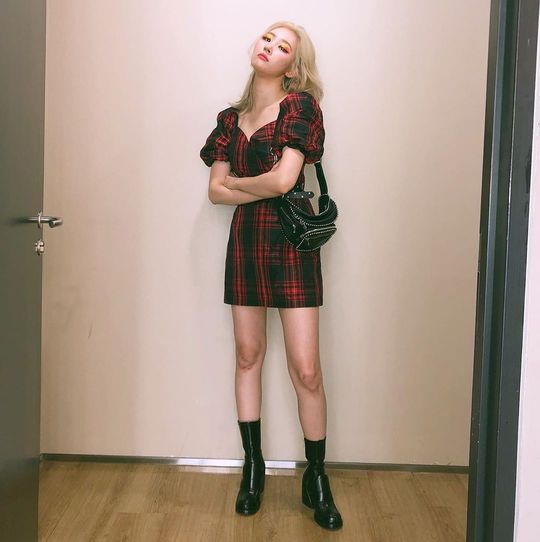 Sunmis girl Crush was spotted full of images.Singer Sunmi posted a picture on his Instagram on September 1 with an article entitled Winning like a bee.The photo shows Sunmi posing as much as she can in a check one piece, and the imposing figure of Girl Crush attracts attention.kim myeong-mi