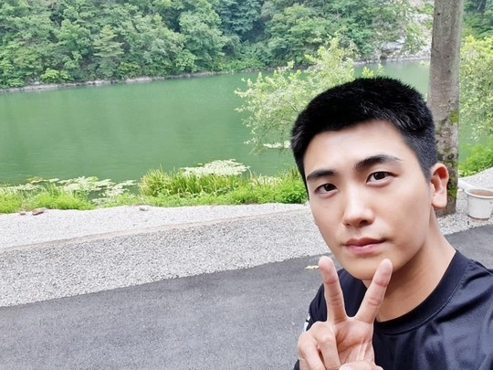 Park Hyung-sik, a child of the group empire, told the truth of the Vacation photo with BTS member, actor Park Seo-joon and Choi Woo-shik and singer Pickboy.Park Hyung-sik wrote in his Instagram post on August 31, The source of the Wooga group photo synthesis. We are one. Survival report.I do not feel a little late, but thank you for being alive. The photo shows Park Seo-joon, Bhu, Choi Woo-shik, and Park Hyung-sik, who are playing in the water, and Park Hyung-sik, who is smiling with a V-pose.Park Hyung-siks short hair, which is serving in the military, attracts attention.Fans who responded to the photos responded such as I praise this friendship, I am so funny synthetically, It is good to see my face for a long time.delay stock