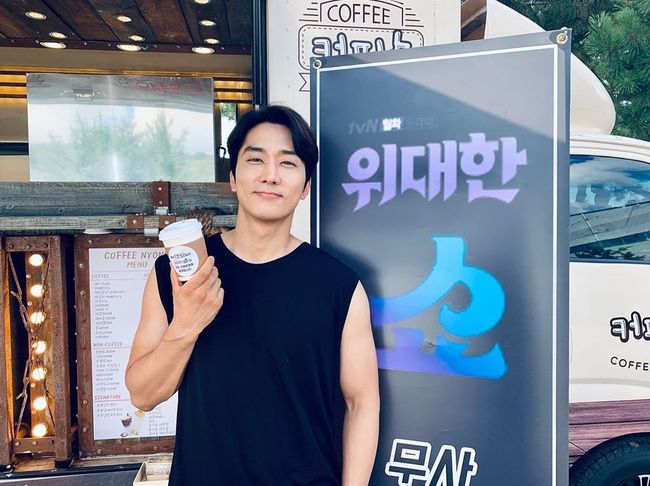 + recall recallActor Song Seung-heon expressed his gratitude to the coffee or Tea presented by Actor So Ji-sub.Song Seung-heonn wrote on his instagram on the 1st, Thank you ~ Ji-seop! Small time!# So Ji-sub # Great Show # tvn #Song Seung-heonn #292513 and posted several photos.Song Seung-heonn in the public photo is a Celebratory photo in front of Coffee or Tea sent by So Ji-subSong Seung-heonn, wearing a black sleeveless look, is eye-catching as she boasts a solid muscular figure as well as a statuesque appearance.Song Seung-heon is a Celebratory photo, And released a picture of memories with So Ji-sub in the past. The two people who acted as models of a clothing brand in the 90s are nostalgic.Song Seung-heonn is currently appearing on TVNs monthly drama Great Show.Song Seung-heonn Instagram