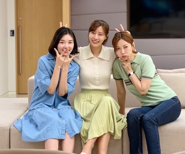 Actor Yoo Sun - Kim So-yeon - Kim Ha-kyungs Most beautiful in the world shot was released.Yoo Sun said on his instagram on the 1st, The three sisters shot by the assistant director ~ I could not afford to take pictures because I had a lot of emotional gods these days. Thank you. Thank you. The rest of our time is getting worse. # SeolleongtangThree Sisters # Good Sisters # Today Should catch the premierere Hashiju?And posted two photos.In the open photos, Yoo Sun, Kim So-yeon, and Kim Ha-kyung have a pleasant atmosphere in the space that looks like the waiting room.KBS 2TV drama The Prettyest Girl in the World starring Yoo Sun, Kim So-yeon and Kim Ha-kyung is broadcast every Saturday and Sunday at 7:55 pm.Yoo Sun Instagram
