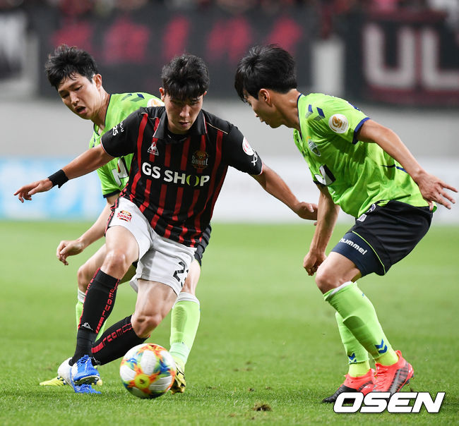 On the afternoon of the afternoon, the match between FCSeoul and North Jeolla Province Hyde was held at the Seoul World Cup Stadium.In the first half, Seoul Yun Jong-Kyu dribbles between North Jeolla Province Lee Seung-gi and Kim Jin-su.