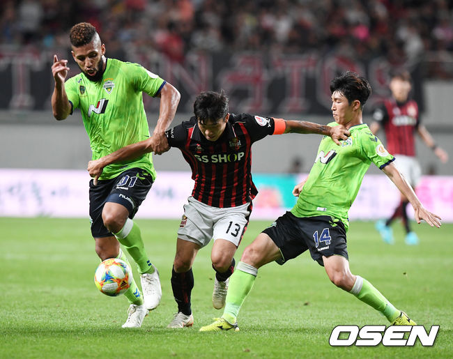 On the afternoon of the afternoon, the match between FCSeoul and North Jeolla Province Hyde was held at the Seoul World Cup Stadium.Seaoul Go Yo-Han dribbles away from defense of North Jeolla Province host Lee Seung-gi in the first half