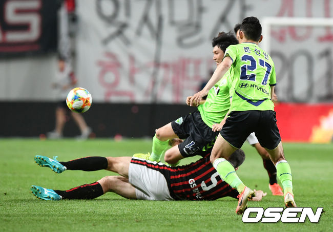 On the afternoon of the afternoon, the match between FCSeoul and North Jeolla Province Hyde was held at the Seoul World Cup Stadium.North Jeolla Province Lee Seung-gi falls over after tripping on a Seoul Osmar Loss tackle