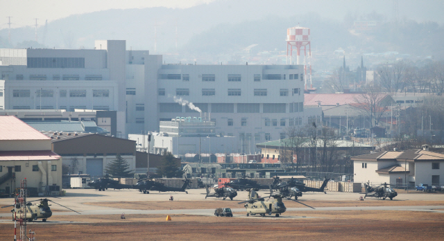 서울 용산 미군기지에 있는 한미연합사령부가 오는 2021년까지 이전될 것으로 알려진 평택 미군기지(캠프 험프리스)에 아파치를 비롯한 헬기들이 계류돼 있다.  /연합뉴스