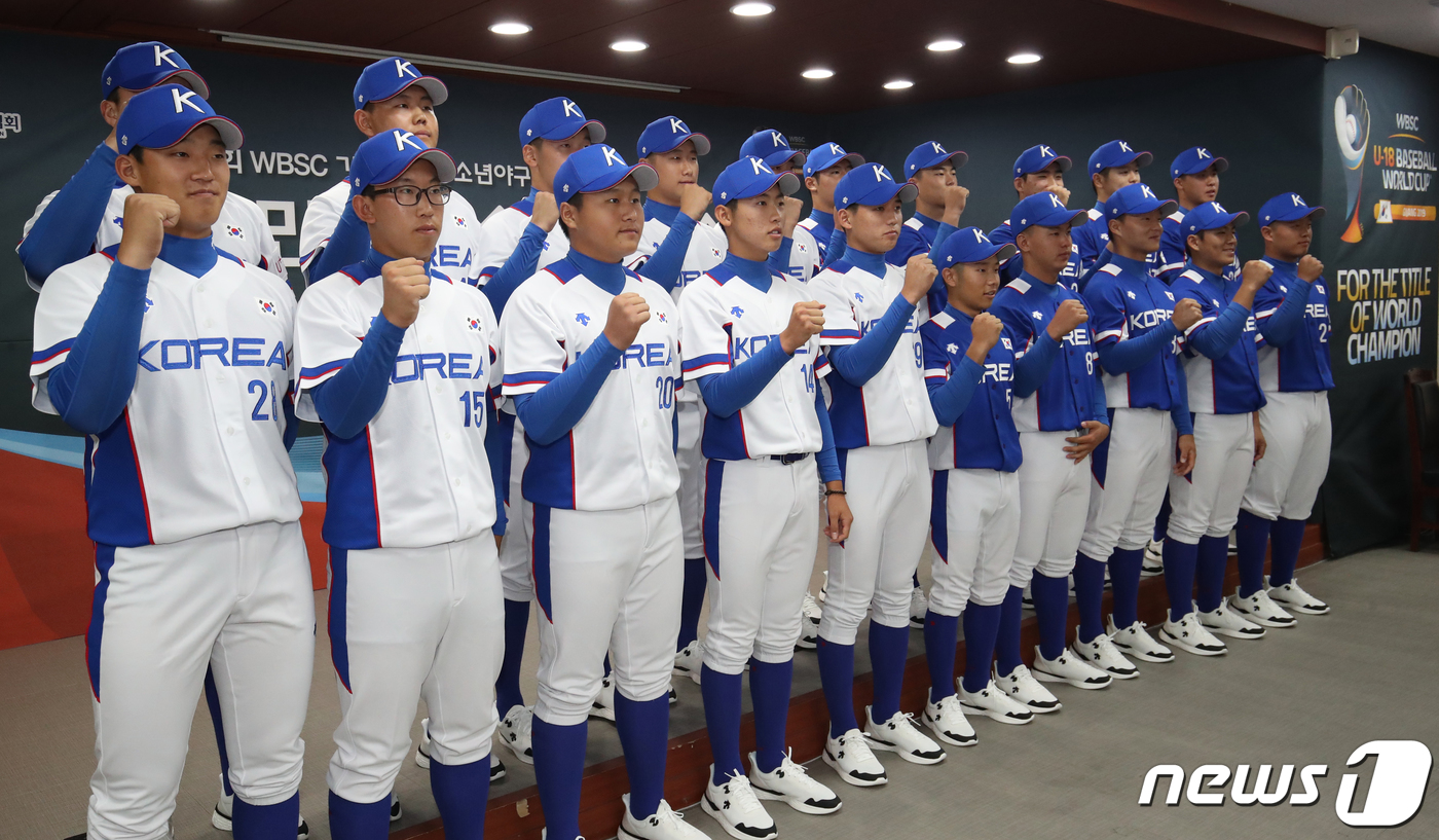 Lee Min-ho 5 innings no-hit Korea beats Nicaragua 9-0 Korea, led by Lee Sung-yeol (Yoo Shin-go), defeated Nicaragua 9-0 in the fourth leg of the UEFA Champions League Group A at the 29th Asian Junior Baseball Championship held at Hyundai Dreamball Park in Busan.Korea has won 3-1 and has risen to No.With Australia and Canada, which were purely defeated by rain, ranked second in the group with 2 wins and 1 loss, Nicaragua (2 wins and 2 losses) fell to fourth place.Followed by the Netherlands (1-2, 3-1, 3-1, 3-1, 3-1, 3-1, 3-1, 3-1, 3-1, 3-1, 3-1, 3-1, 3-1, 3-1, 3-1, 3-1, 3-1, 3-1, 3-1, 3-1, 3-1, 3The tournament will be held in Group A and Group B, with six countries in Group A and UEFA Champions League, and then the top three in each group will advance to the Super Round.Korea is ahead of the weakest China and the last Kyonggi, so it has actually booked a Super Round.Lee Min-ho, who started as a starter pitcher on the day, led the team to victory with a perfect pitch with five strikeouts and one walk without allowing a single hit in five innings.Nam Ji-min (Busan Information High School and Hanhwa Nomination), who was the No. 3 hitter in the batting line, played well with two hits and three RBIs in four at-bats.Kim Ji-chan (laongo and Samsungs nomination) and Shin Jun-woo (Daegu and Kiwooms nomination) also reported multi-hits with two hits and one RBI in four at-bats and two hits in three at-bats, respectively.Nicaragua self-destructed by pouring in just three errors; Korea easily scored by adding 11 hits to Nicaraguas error.In the third inning, Korea jumped on the opponents error and scored three points to overtake the lead.In the fifth inning, Nicaraguas misleading play gave him a chance to win the game, scoring five points and leading 9-0.In the sixth inning, a rain cold was declared ahead of Nicaraguas attack; as the rain thickened, the referee was poised to cover the tarpaulins and continue Kyonggi, but the rain did not stop.Rainfall cold win ..3 wins and 1 loss, first place in group, booking for Super Round