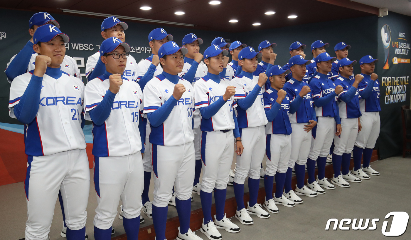 Korea, led by Lee Sung-yeol (Yoo Shin-go), defeated Nicaragua 9-0 in the fourth leg of the UEFA Champions League Group A at the 29th Asian Junior Baseball Championship held at Hyundai Dreamball Park in Busan.Korea has won 3-1 and has risen to No.With Australia and Canada, which were purely defeated by rain, ranked second in the group with 2 wins and 1 loss, Nicaragua (2 wins and 2 losses) fell to fourth place.Followed by the Netherlands (1-2, 3-1, 3-1, 3-1, 3-1, 3-1, 3-1, 3-1, 3-1, 3-1, 3-1, 3-1, 3-1, 3-1, 3-1, 3-1, 3-1, 3-1, 3-1, 3-1, 3-1, 3The tournament will be held in Group A and Group B, with six countries in Group A and UEFA Champions League, and then the top three in each group will advance to the Super Round.Korea is ahead of the weakest China and the last Kyonggi, so it has actually booked a Super Round.Lee Min-ho, who started as a starter pitcher on the day, led the team to victory with a perfect pitch with five strikeouts and one walk without allowing a single hit in five innings.Nam Ji-min (Busan Information High School and Hanhwa Nomination), who was the No. 3 hitter in the batting line, played well with two hits and three RBIs in four at-bats.Kim Ji-chan (laongo and Samsungs nomination) and Shin Jun-woo (Daegu and Kiwooms nomination) also reported multi-hits with two hits and one RBI in four at-bats and two hits in three at-bats, respectively.Nicaragua self-destructed by pouring in just three errors; Korea easily scored by adding 11 hits to Nicaraguas error.In the third inning, Korea jumped on the opponents error and scored three points to overtake the lead.In the fifth inning, Nicaraguas misleading play gave him a chance to win the game, scoring five points and leading 9-0.In the sixth inning, a rain cold was declared ahead of Nicaraguas attack; as the rain thickened, the referee was poised to cover the tarpaulins and continue Kyonggi, but the rain did not stop.Rainfall cold win ..3 wins and 1 loss, first place in group, booking for Super Round