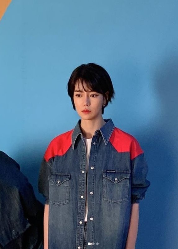 Lim Ji-yeon posted several photos on his SNS on the 2nd with the phrase Hoying.The photo shows Lim Ji-yeon, who is working on a photo shoot.Lim Ji-yeon, who is perfect for Cheong-cheon Fashion with blue jacket and jeans, is showing off her charm with short cut.Fans who responded to the photos responded such as Sion is dressed, It is cool Sister and Welcome 2 Life well.Meanwhile, Lim Ji-yeon is currently appearing on MBC drama Welcome 2 Life.The film, Taja: One Eyed Jack, which will be released on the 11th, will also meet with Audiences.