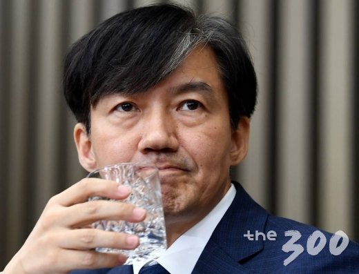 조국 법무부 장관 후보자가 2일 오후 서울 여의도 국회에서 열린 기자간담회에서 취재진의 질문을 들으며 물을 마시고 있다. / 사진=홍봉진 기자 honggga@
