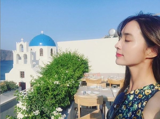 Actor Lee Min-jung has recently reported on his situation.He posted a picture on Instagram   on the 1st, with an article entitled I was too sunshine to open my eyes.The netizen responded, I can not open my eyes because I am so beautiful. Skin is art. The most beautiful shot in the world.