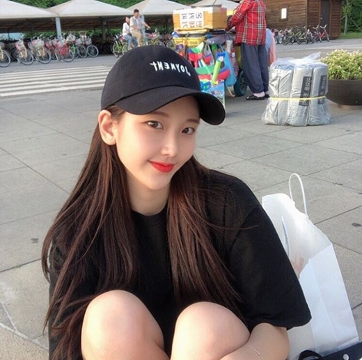 Girl group Momoland Nayun has reported on the latest.Nayun posted a picture on the official Instagram of Momoland on the afternoon of the afternoon with the article What do you do? Marys think its easy to get Flu these days, so be careful.Nayun in the open photo is wearing a black cap cap and wearing a black T-shirt.Nayun, who has a light makeup and a red orange lipstick, is captivating because it creates a refreshing yet youthful atmosphere.Meanwhile, Momoland, which Nayun belongs to, announced Banana Cha Cha in April.
