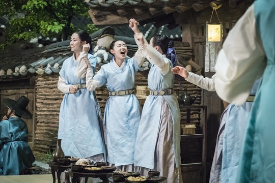 The behind-the-scenes cut of the three-color charm of Na Hae-ryung Shin Se-kyung, Cha Eun-woo and Park Ki-woong was released.In addition, Lee Ji-hoon, Park Ji-hyun and other specialists such as the appearance of the special cut of the special cut of the museum is open to the public.MBC Tree Drama Na Hae-ryung released a scene behind-the-scenes cut on September 2nd, including Shin Se-kyung, Cha Eun-woo and Park Ki-woong.Na Hae-ryung, starring Shin Se-kyung, Cha Eun-woo, and Park Ki-woong, is the first problematic Ada Lovelace () in Joseon and the Prince Yirim in the antiwar Motaesolro (Cha Eun-woo) Phils full romance annals.Lee Ji-hoon, Park Ji-hyun, and other actors such as Kim Ji-jin, Kim Min-Sang, Choi Duk-moon and Sungjiru.In the 25-28th episode of the new officer, Na Hae-ryung, the figure of a foreigner (Fabian) who turned the palace over, and Na Hae-ryung and Irim who helped escape the palace were drawn.Lee, who chose to break through the front to take responsibility for this, narrowly avoided the punishment of Kim Min-Sang, Hamyoung-gun, but with the sudden wedding news, he foresaw the romance crisis with Na Hae-ryung and raised expectations for the next broadcast.As a result, the 28th Nielsen Seoul Capital Area recorded 7.4% of the audience rating, maintaining the top spot.In addition, the 2049 ratings (based on Seoul Capital Area), which is a key indicator of advertisers major indicators and channel competitiveness, also showed a high figure of 2.4%, proving that it is a popular drama.Shin Se-kyung, Cha Eun-woo, and Park Ki-woong, who are releasing hidden charm behind the characters in the public photos, are included.First, Shin Se-kyung is holding a hand fan in his hand and making a charming face with a chin support, which gives a smile to the viewers.Cha Eun-woo also lights up around with a bright smile; Park Ki-woong also gives a warm-heartedness by playing a finger V for the camera.They are the back door of the scene staff and the sticky feeling and making the filming scene laugh every day.Special photos of the officers of the Yemun-kwan, who are receiving a lot of love from viewers with various charms, were released.First, Shin Se-kyung and Park Ji-hyun, Lee Ye-rim, and Jang Yoo-bin, who are active as Ada Lovelace four-members, gather their attention.The smile of both arms as if it were a god makes the viewer feel good.In the meantime, the senior officers gathered together with Huh Jung-do are taking a group reunion with their shoulders, Lee Ji-hoon, who took a V-position side by side, and Park Ji-hyuns affectionate appearance.They are known to boast perfect chemistry, such as taking care of each other in fact, and attention is focused on their future activities.All actors and staff are maintaining a strong relationship inside and outside the camera and raising the atmosphere of the filming scene, said Na Hae-ryung, a new employee. I would like to expect the performance of the officers who are increasingly synergistic with the more and more of the meeting.hwang hye-jin