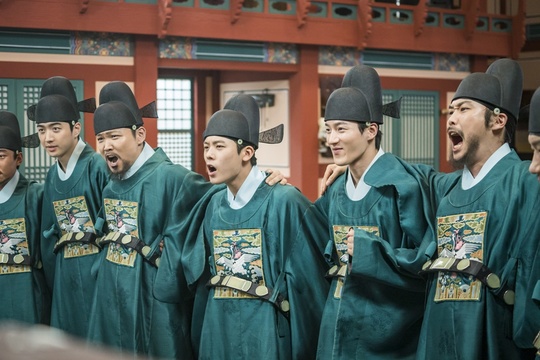 The behind-the-scenes cut of the three-color charm of Na Hae-ryung Shin Se-kyung, Cha Eun-woo and Park Ki-woong was released.In addition, Lee Ji-hoon, Park Ji-hyun and other specialists such as the appearance of the special cut of the special cut of the museum is open to the public.MBC Tree Drama Na Hae-ryung released a scene behind-the-scenes cut on September 2nd, including Shin Se-kyung, Cha Eun-woo and Park Ki-woong.Na Hae-ryung, starring Shin Se-kyung, Cha Eun-woo, and Park Ki-woong, is the first problematic Ada Lovelace () in Joseon and the Prince Yirim in the antiwar Motaesolro (Cha Eun-woo) Phils full romance annals.Lee Ji-hoon, Park Ji-hyun, and other actors such as Kim Ji-jin, Kim Min-Sang, Choi Duk-moon and Sungjiru.In the 25-28th episode of the new officer, Na Hae-ryung, the figure of a foreigner (Fabian) who turned the palace over, and Na Hae-ryung and Irim who helped escape the palace were drawn.Lee, who chose to break through the front to take responsibility for this, narrowly avoided the punishment of Kim Min-Sang, Hamyoung-gun, but with the sudden wedding news, he foresaw the romance crisis with Na Hae-ryung and raised expectations for the next broadcast.As a result, the 28th Nielsen Seoul Capital Area recorded 7.4% of the audience rating, maintaining the top spot.In addition, the 2049 ratings (based on Seoul Capital Area), which is a key indicator of advertisers major indicators and channel competitiveness, also showed a high figure of 2.4%, proving that it is a popular drama.Shin Se-kyung, Cha Eun-woo, and Park Ki-woong, who are releasing hidden charm behind the characters in the public photos, are included.First, Shin Se-kyung is holding a hand fan in his hand and making a charming face with a chin support, which gives a smile to the viewers.Cha Eun-woo also lights up around with a bright smile; Park Ki-woong also gives a warm-heartedness by playing a finger V for the camera.They are the back door of the scene staff and the sticky feeling and making the filming scene laugh every day.Special photos of the officers of the Yemun-kwan, who are receiving a lot of love from viewers with various charms, were released.First, Shin Se-kyung and Park Ji-hyun, Lee Ye-rim, and Jang Yoo-bin, who are active as Ada Lovelace four-members, gather their attention.The smile of both arms as if it were a god makes the viewer feel good.In the meantime, the senior officers gathered together with Huh Jung-do are taking a group reunion with their shoulders, Lee Ji-hoon, who took a V-position side by side, and Park Ji-hyuns affectionate appearance.They are known to boast perfect chemistry, such as taking care of each other in fact, and attention is focused on their future activities.All actors and staff are maintaining a strong relationship inside and outside the camera and raising the atmosphere of the filming scene, said Na Hae-ryung, a new employee. I would like to expect the performance of the officers who are increasingly synergistic with the more and more of the meeting.hwang hye-jin