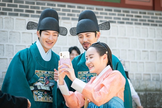 The behind-the-scenes cut of the three-color charm of Na Hae-ryung Shin Se-kyung, Cha Eun-woo and Park Ki-woong was released.In addition, Lee Ji-hoon, Park Ji-hyun and other specialists such as the appearance of the special cut of the special cut of the museum is open to the public.MBC Tree Drama Na Hae-ryung released a scene behind-the-scenes cut on September 2nd, including Shin Se-kyung, Cha Eun-woo and Park Ki-woong.Na Hae-ryung, starring Shin Se-kyung, Cha Eun-woo, and Park Ki-woong, is the first problematic Ada Lovelace () in Joseon and the Prince Yirim in the antiwar Motaesolro (Cha Eun-woo) Phils full romance annals.Lee Ji-hoon, Park Ji-hyun, and other actors such as Kim Ji-jin, Kim Min-Sang, Choi Duk-moon and Sungjiru.In the 25-28th episode of the new officer, Na Hae-ryung, the figure of a foreigner (Fabian) who turned the palace over, and Na Hae-ryung and Irim who helped escape the palace were drawn.Lee, who chose to break through the front to take responsibility for this, narrowly avoided the punishment of Kim Min-Sang, Hamyoung-gun, but with the sudden wedding news, he foresaw the romance crisis with Na Hae-ryung and raised expectations for the next broadcast.As a result, the 28th Nielsen Seoul Capital Area recorded 7.4% of the audience rating, maintaining the top spot.In addition, the 2049 ratings (based on Seoul Capital Area), which is a key indicator of advertisers major indicators and channel competitiveness, also showed a high figure of 2.4%, proving that it is a popular drama.Shin Se-kyung, Cha Eun-woo, and Park Ki-woong, who are releasing hidden charm behind the characters in the public photos, are included.First, Shin Se-kyung is holding a hand fan in his hand and making a charming face with a chin support, which gives a smile to the viewers.Cha Eun-woo also lights up around with a bright smile; Park Ki-woong also gives a warm-heartedness by playing a finger V for the camera.They are the back door of the scene staff and the sticky feeling and making the filming scene laugh every day.Special photos of the officers of the Yemun-kwan, who are receiving a lot of love from viewers with various charms, were released.First, Shin Se-kyung and Park Ji-hyun, Lee Ye-rim, and Jang Yoo-bin, who are active as Ada Lovelace four-members, gather their attention.The smile of both arms as if it were a god makes the viewer feel good.In the meantime, the senior officers gathered together with Huh Jung-do are taking a group reunion with their shoulders, Lee Ji-hoon, who took a V-position side by side, and Park Ji-hyuns affectionate appearance.They are known to boast perfect chemistry, such as taking care of each other in fact, and attention is focused on their future activities.All actors and staff are maintaining a strong relationship inside and outside the camera and raising the atmosphere of the filming scene, said Na Hae-ryung, a new employee. I would like to expect the performance of the officers who are increasingly synergistic with the more and more of the meeting.hwang hye-jin