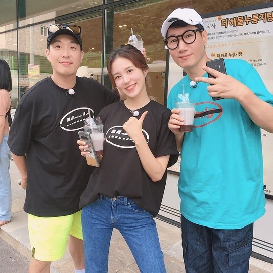 Jang Ye-won, a SBS announcer, released a certified shot of Running Man.On September 1, Jae-won posted several photos on his instagram with an article entitled Next Week Running Man.In the public photos, Jae-won showed a picture of Jae-won, who is taking a friendly pose with actors Kim Ye-won, Girls Generation Sunny, Haha, and Ji Suk-jin.In addition, Jang Ye-won is smiling with a smile showing the name tag costume symbolizing Running Man to the Camera.Lee Ha-na