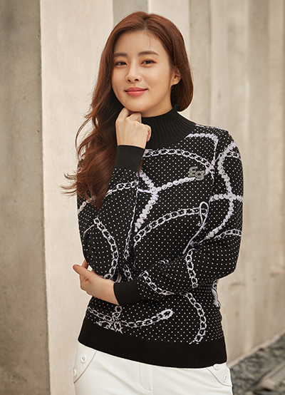 Actor Kang So-ra showed off his various charms.Phantom Sports (hereinafter referred to as Phantom) released a picture of the FW campaign with Muse Kang So-ra on September 2.Kang So-ra in the public picture has a stylish and autumnal look, and she has shown a perfect charm of pale color from chic charm to lovely appearance with natural expression, pose, and unique deep eyes throughout the shooting.bak-beauty