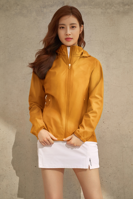 Actor Kang So-ra showed off his various charms.Phantom Sports (hereinafter referred to as Phantom) released a picture of the FW campaign with Muse Kang So-ra on September 2.Kang So-ra in the public picture has a stylish and autumnal look, and she has shown a perfect charm of pale color from chic charm to lovely appearance with natural expression, pose, and unique deep eyes throughout the shooting.bak-beauty