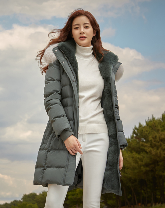 Actor Kang So-ra showed off his various charms.Phantom Sports (hereinafter referred to as Phantom) released a picture of the FW campaign with Muse Kang So-ra on September 2.Kang So-ra in the public picture has a stylish and autumnal look, and she has shown a perfect charm of pale color from chic charm to lovely appearance with natural expression, pose, and unique deep eyes throughout the shooting.bak-beauty