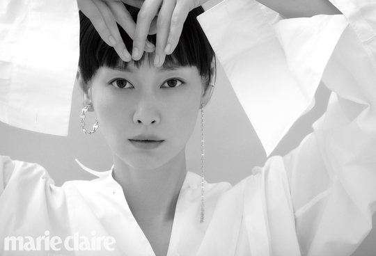 Actor Lee Na-young showed off her invariant beautiful looks that captured Actor Won Bin through the pictorial.Jewelry brand Didier Dubo released a jewelery picture with Lee Na-young on September 2.This jewelery picture, which was conducted with Marie Claire, is a hot topic with a different image from the existing AD campaign of Didier Dubo.The neatly tied hair reveals Lee Na-youngs features more clearly, creating a clean and luxurious atmosphere.Especially, her mysterious and alluring eyes were the back door that made the filming scene excited with the restrained chic and elegant atmosphere.hwang hye-jin