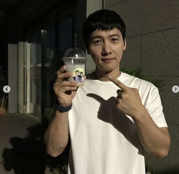 Actor Keum Sae-rok Kwon Kim Yeo Hoe-hyun presented Coffee or Tea for Lee Sang-woo.Lee Sang-woo posted a Coffee or Tea authentication shot from Keum Sae-rok Kwon Kim Yeo Hoe-hyun on his personal Instagram on September 2.Lee Sang-woo in the photo is concentrating on the MBC Saturday drama Golden Garden script with coffee sent by three people.Lee Sang-woo said, Thank you for drinking coffee of the new rock.Park Su-in