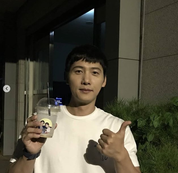 Actor Keum Sae-rok Kwon Kim Yeo Hoe-hyun presented Coffee or Tea for Lee Sang-woo.Lee Sang-woo posted a Coffee or Tea authentication shot from Keum Sae-rok Kwon Kim Yeo Hoe-hyun on his personal Instagram on September 2.Lee Sang-woo in the photo is concentrating on the MBC Saturday drama Golden Garden script with coffee sent by three people.Lee Sang-woo said, Thank you for drinking coffee of the new rock.Park Su-in