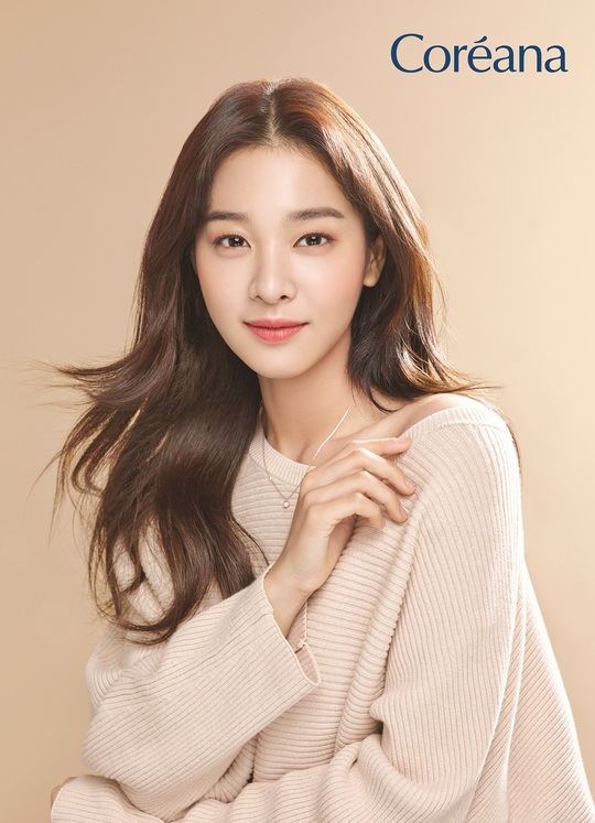 Actor Seol In-ah showed off the charm of an elegant autumn womanOn September 2, Entertainment announced the cut-off of the automn concept image of the cosmetics brand, which Seol In-ah is working as a model through the official SNS.Seol In-ah in the public image cut transformed into an elegant autumn woman.With long hair hanging down, I gathered my eyes with a different look from the youthful image of the summer image cut that was released earlier.Especially deep-eyed and pale smiles further doubled the appeal of the female autumn of Seol In-ah, who was hit by autumn, with clear skin and lovely features.On the other hand, Seol In-ah, who is active in various fields such as drama, advertisement, and pictorial after his debut, is in the midst of shooting KBS 2TV new weekend drama Love is beautiful life Wonderful ahead of September.bak-beauty