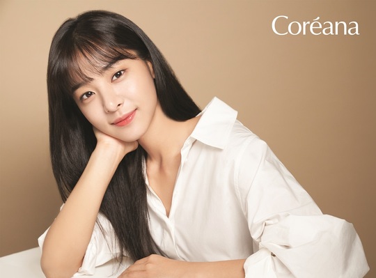 Actor Seol In-ah showed off the charm of an elegant autumn womanOn September 2, Entertainment announced the cut-off of the automn concept image of the cosmetics brand, which Seol In-ah is working as a model through the official SNS.Seol In-ah in the public image cut transformed into an elegant autumn woman.With long hair hanging down, I gathered my eyes with a different look from the youthful image of the summer image cut that was released earlier.Especially deep-eyed and pale smiles further doubled the appeal of the female autumn of Seol In-ah, who was hit by autumn, with clear skin and lovely features.On the other hand, Seol In-ah, who is active in various fields such as drama, advertisement, and pictorial after his debut, is in the midst of shooting KBS 2TV new weekend drama Love is beautiful life Wonderful ahead of September.bak-beauty