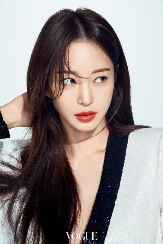 A Beauty pictorial of Actor Han Ye-seul was released on Vogue Instagram  .Han Ye-seul, who has recently made a dignified move, met with the luxury cosmetic brand YSL Beauty.Han Ye Sul in the picture released on September 2 is wearing a See through knit that looks like it is seen and shows off his soft charisma.He showed off his unique Beauty by showing various charms such as burgundy lip makeup, which was produced in trendy color this fall, on flawless skin.hwang hye-jin