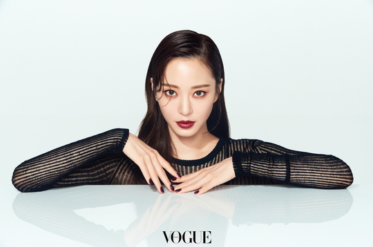 A Beauty pictorial of Actor Han Ye-seul was released on Vogue Instagram  .Han Ye-seul, who has recently made a dignified move, met with the luxury cosmetic brand YSL Beauty.Han Ye Sul in the picture released on September 2 is wearing a See through knit that looks like it is seen and shows off his soft charisma.He showed off his unique Beauty by showing various charms such as burgundy lip makeup, which was produced in trendy color this fall, on flawless skin.hwang hye-jin