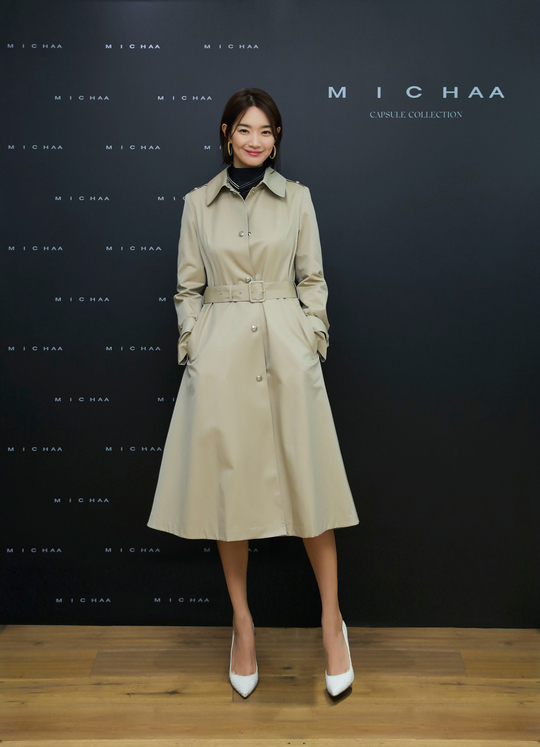 Actor Shin Min-a showed off the perfect autumn fashion and beautiful dimples smile.Petticoat brand MICHAA (Mischa) said on September 2, Ambersather Shin Min-a visited the store to commemorate the launch of the capsule collection.Shin Min-a, who appeared wearing a one-piece, gathered Eye-catching in perfect fashion as an ambassador.With a simple one-piece, it captivated Eye-catching with a sophisticated styling using scarves, hoop earrings and white pumps.hwang hye-jin