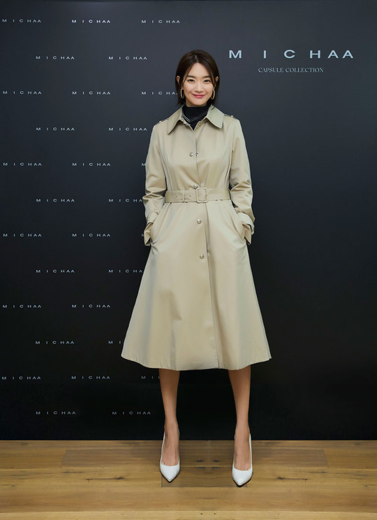 Actor Shin Min-a showed off the perfect autumn fashion and beautiful dimples smile.Petticoat brand MICHAA (Mischa) said on September 2, Ambersather Shin Min-a visited the store to commemorate the launch of the capsule collection.Shin Min-a, who appeared wearing a one-piece, gathered Eye-catching in perfect fashion as an ambassador.With a simple one-piece, it captivated Eye-catching with a sophisticated styling using scarves, hoop earrings and white pumps.hwang hye-jin