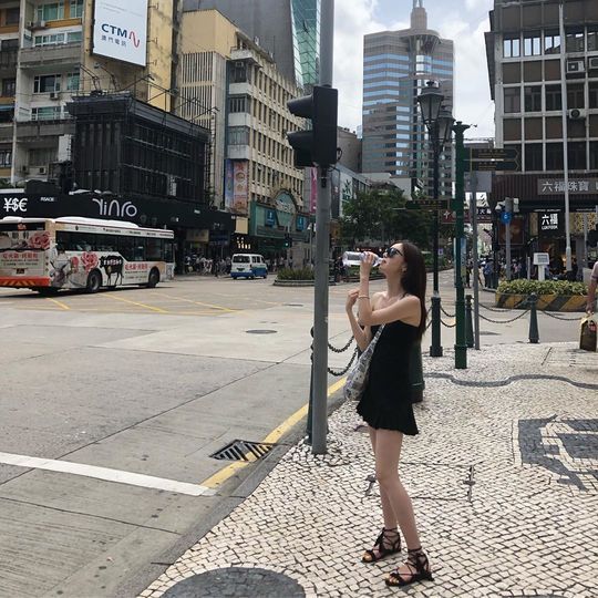Han Sun-hwa has released a photo of his Macau trip.On September 2, Han Sun-hwa posted several photos on his Instagram with an article entitled Last Macau Travel Photos. Summer Goodbye.In the public photos, Han Sun-hwa is traveling throughout Macau.In particular, Han Sun-hwa is a tube top dress with a shoulder, boasting a model-innocent body and sexy charm.The netizens responded that they were in an atmosphere and too beautiful, a million dollars smile and crazy beauty.Lee Ha-na
