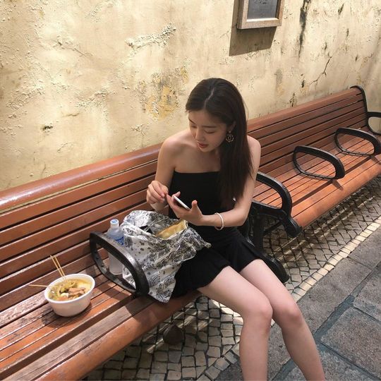Han Sun-hwa has released a photo of his Macau trip.On September 2, Han Sun-hwa posted several photos on his Instagram with an article entitled Last Macau Travel Photos. Summer Goodbye.In the public photos, Han Sun-hwa is traveling throughout Macau.In particular, Han Sun-hwa is a tube top dress with a shoulder, boasting a model-innocent body and sexy charm.The netizens responded that they were in an atmosphere and too beautiful, a million dollars smile and crazy beauty.Lee Ha-na