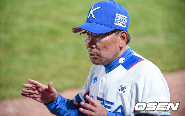 U-18 youth team led by Lee Sung-yeol defeated Nikawara and confirmed the first place in the group.Korea won the 9th - 0 rainfall cold game in the 6th in the 4th round of the 29th WBSC U - 18 Baseball World Cup Group A qualifier held at Busan captain - Hyundai Dreamball Park on the afternoon of the afternoon.After the lead hitter Kang Hyun-woo stepped down with a swing strikeout, Boxee Support picked up a walk and Lee Joo-hyung succeeded in on-base by taking advantage of the opponents defensive error.Kim Ji-chan succeeded in a surprise bunt and got a chance to run one out.When Men people grounded in front of pitchers, Boxee support was out of the home, and Lee Ju-hyung and Kim Ji-chan took advantage of the opponents catchers hand. Men people settled in third base.And Jang Jae-young walked out with a ball that fits his body and ran one more point with Park Mins lucky hit.Korea, which had a chance to score two outs in the fourth inning with a left-handed hit by Kang Hyun-woo, a walk by Lee Joo-hyung, and a heavy hit by Kim Ji-chan, succeeded in scoring by Kang Hyun-woo, a third baseman.Two runners came in during Boxee Supports left-center hit in the fifth inning with one out, and scored for the ninth time with an opponents error and Men Peoples two-run double.Nicaguaras 0 - 9 strike in the sixth inning resulted in a heavy rain and a suspension of the game, which ended with Koreas win over the rain cold game.Lee Min-ho, a Korean starter, became a winning pitcher by subduing his opponents batting line with five scoreless innings (one walk and five strikeouts).Men people, who hit the No. 3 hitter, led the batting line with two hits and three RBIs in four at-bats, and Kim Ji-chin and Shin Jun-woo achieved multi-hit.