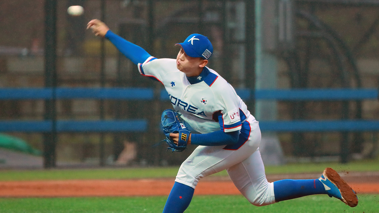 At the 29th Asian Junior Baseball Championship (under 18), our national team tied the perfect pitch and 11 hits of starter Lee Min-ho (whistleman) to form Nicaragua and stand out as the first in the group.The youth team won 9-0 and 6 rainfall colds in Nicaragua in Group A UEFA Champions League 4 match at Busan Captain Hyundai Dreamball Park.Canada - With the Netherlands match in the rain, Korea has won three and lost one, surpassing Canada and the Netherlands (two wins and one loss) to become the only one.Korea has only left the last Kyonggi in the UEFA Champions League with China on the 3rd, so we have virtually booked a super round entry with only the top three teams in each group.Lee Min-ho, a right-hander who made his first appearance in the tournament, completely blocked the Nicaragua batting line.Lee Min-ho threw a heavy fastball, curve and forkball in the middle and late 140km, striking out five in five innings, one walk and not allowing a single hit.In the batting line, Nam Ji-min (Busan Information High School), who hit third, led the attack with two hits and three RBIs in four at-bats.Nam Ji-min, who is also an axis of the national teams starting lineup, showed off his batting talent by wielding a .500 (7 hits in 14 at-bats) at the tournament.In addition, Kim Ji-chan (Raongo) hit 2 at-bats and 1 RBI in 4 at-bats and Park Si-won (Gwangju Ilgo) hit 2 at-bats and 2 RBIs in 2 at-bats, helping the team to a major victory.On the other hand, Nicaragua was able to play a lot of mistakes in addition to three official errors in the rain that was poured throughout Kyonggi, and he was self-destructed and recorded 2 wins and 2 losses.kim hyeong-yeol