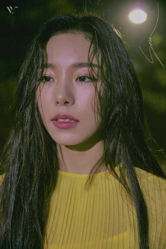 Group MAMAMOO Wheein has released additional concept photos.Wheein focused his attention on the official SNS at 0:00 on the 2nd, posting a teaser image featuring the concept of the title song Soar of the Solo album Soar.In the open image, Wheein is staring somewhere with a faint eye that seems to fall tears at any moment.The moist eyes that are mixed with complex emotions as if they foresaw the farewell make Wheein guess the atmosphere of the automn sensibility that will be heard as a new song Lets break up.In particular, Wheein, who has shown an alluring charm with the previous concept photo, boasts a neat charm with maximized lonely sensibility in this concept photo.As such, Wheein is releasing high-quality web jacket image, making video, and concept photo sequentially, causing curiosity about the new song Lets break up.From painting works to costume styling, I can feel the effort of Wheein for a highly complete album so that there is no place where Wheein can not reach the overall work of the album.Wheeins album Soar is an extension of the first Solo album magnolia, which is a beautiful but sad sensibility that petals are scattered in the wind when magnolia is unfolded.In addition, Junki produced Wheeins new song Lets Break Up and started to support.Wheein and Junki, who have been breathing for the second time since March 2017, are expected to come to the luxury ballad that stimulates the emotional emotion of the autom.Wheein will release his second Solo album Soar through various soundtrack sites at 6 pm on the 4th.Photo: RBW