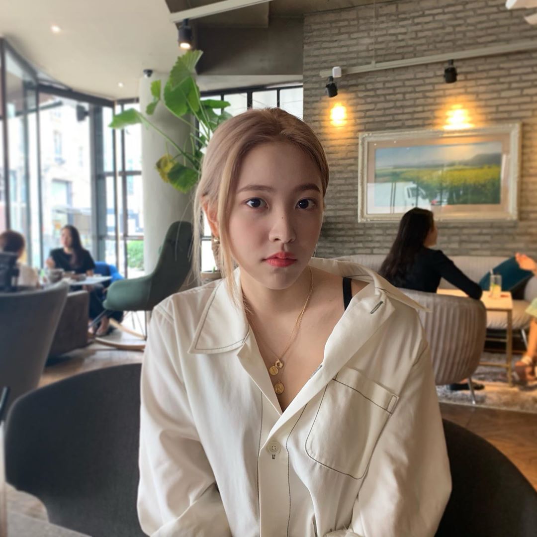 Red Velvet Yeri has reported on the latest.On the 2nd, Yeri posted two photos on his Instagram and an article called Todays Me.In the photo, Yeri is wearing a white overfit shirt at Cafe and looking at the camera with a blank expression with his blonde hair tied together.Red Velvet, a group of Yeri, released a new song Sonic Sound on the 20th of last month and is currently active.Photo = Yeri Instagram